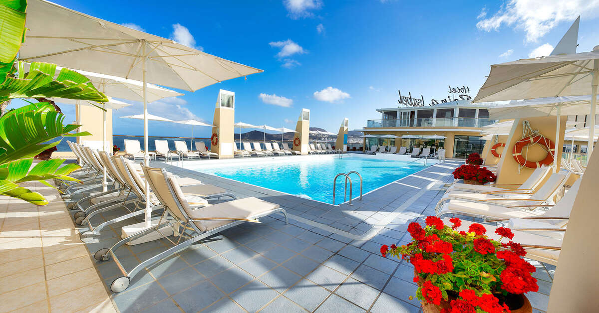 Een foto van het zwembad bij Bull Hotel Reina Isabel & Spa