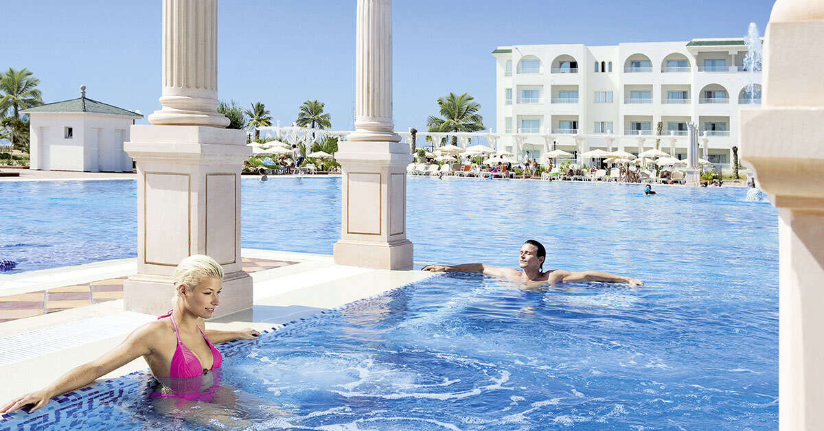 Een foto van het zwembad bij Occidental Marco Polo