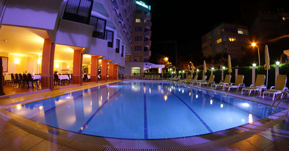 Een foto van het zwembad bij Palm Hotel