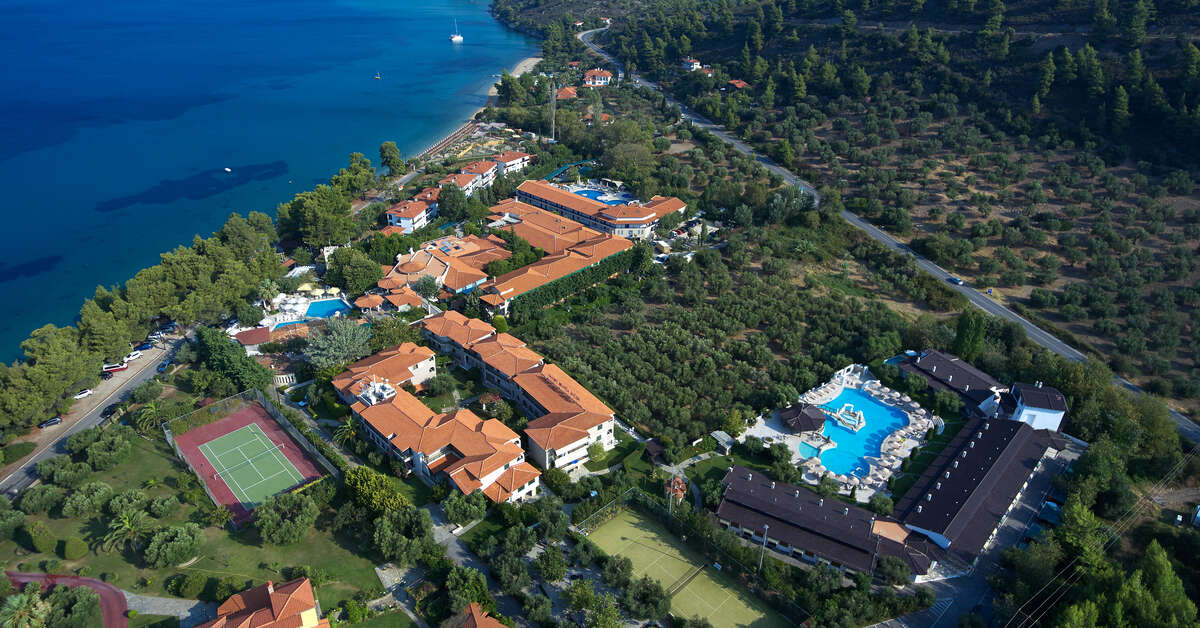 Een foto van het zwembad bij Acrotel Athena Pallas