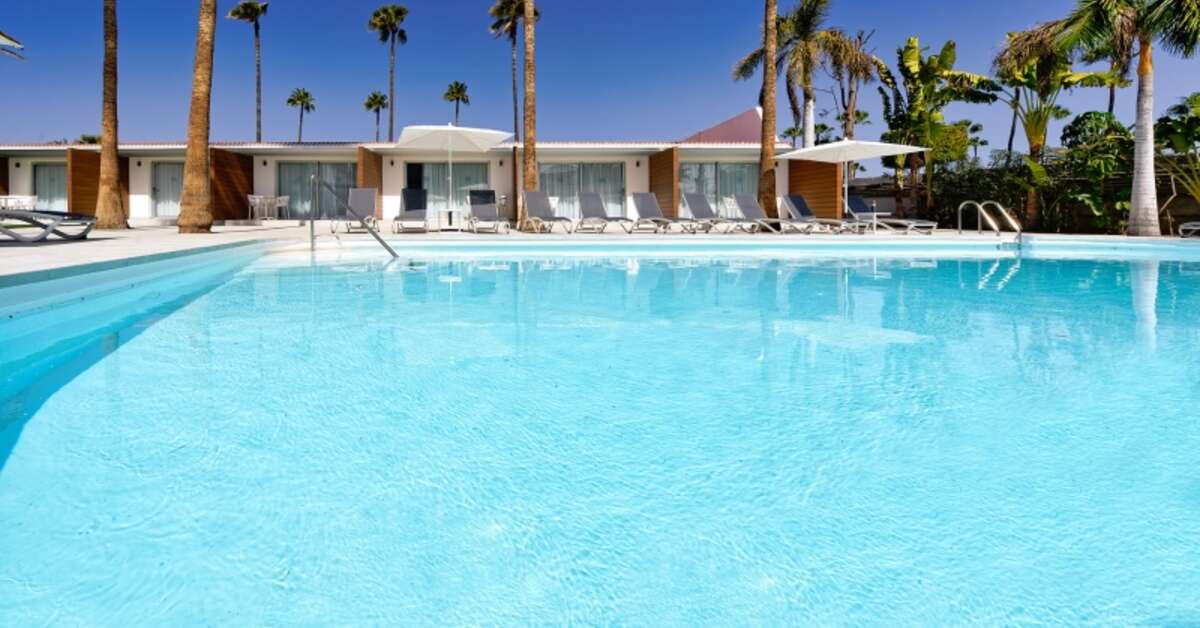 Een foto van het zwembad bij Sanom Beach Resort