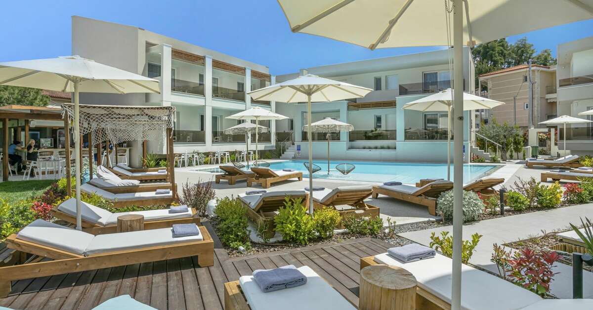 Een foto van het zwembad bij Mirablue Deluxe Residences