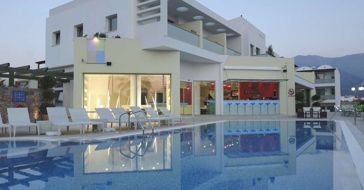 Ein Foto vom Pool im Angela Suites Boutique Hotel
