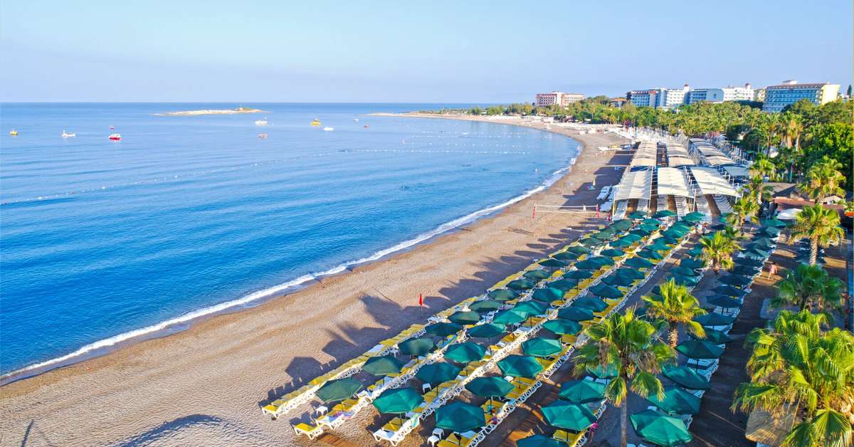 Ein Foto vom Strand beim Justiniano Club Alanya