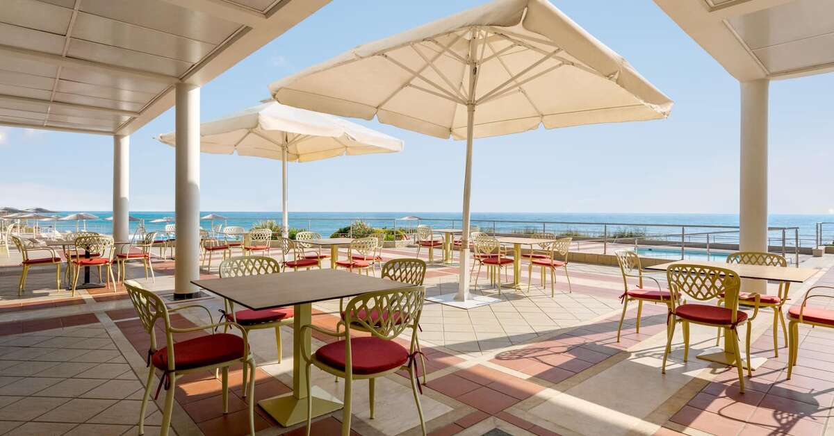 Ein Foto Ramada Plaza by Wyndham Thraki