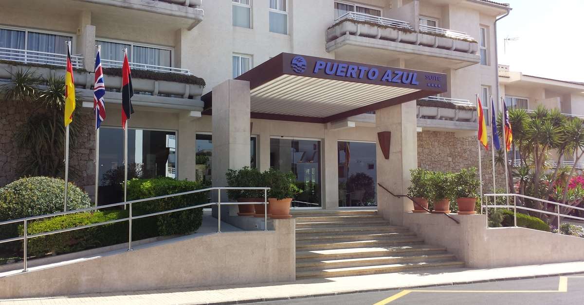 Een foto van de buitenkant van Puerto Azul Suite Hotel