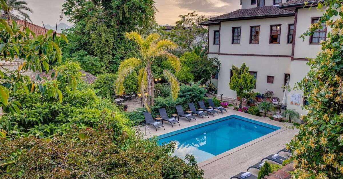 Een foto van het zwembad bij Tuvana Hotel