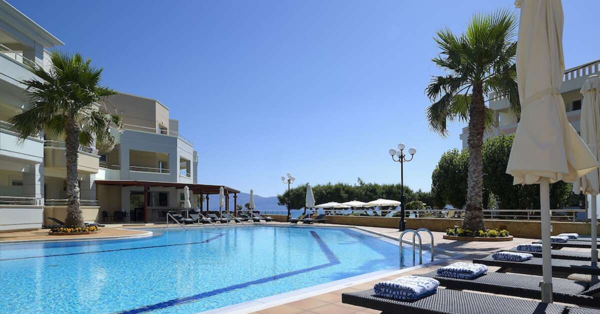 Ein Foto vom Pool im Molos Bay Hotel