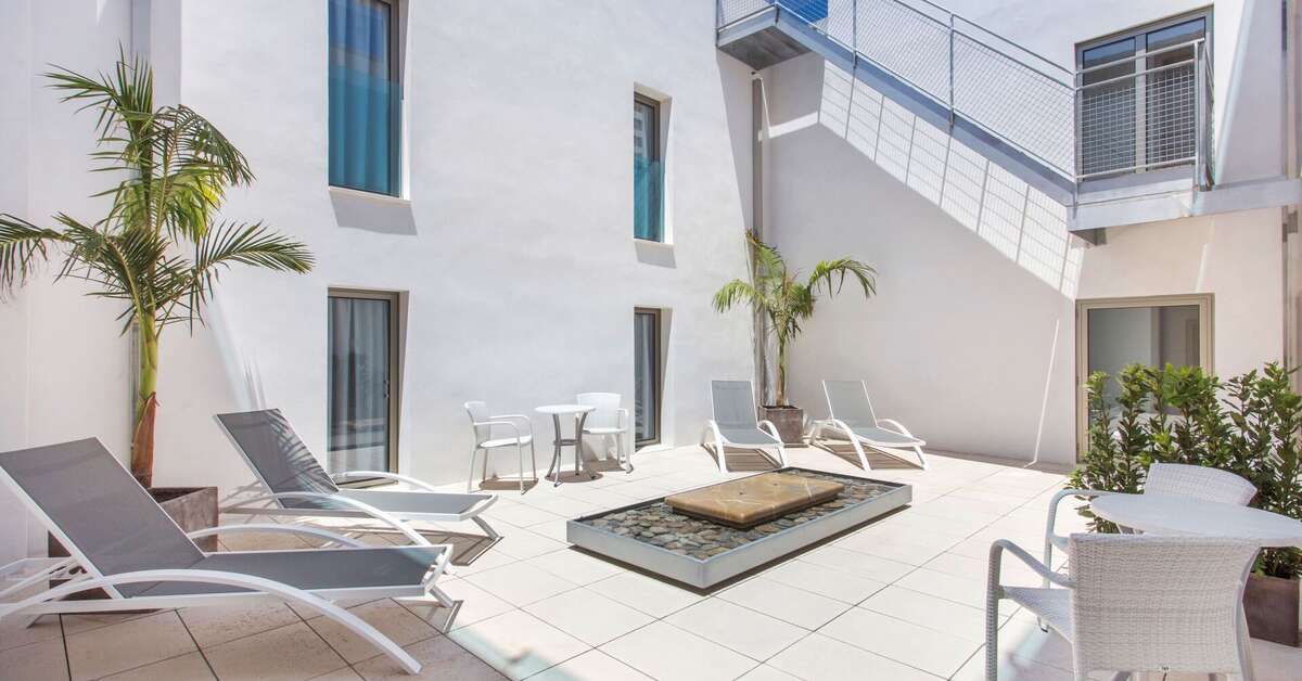 Een foto van het terras bij Som Llaut Boutique Hotel