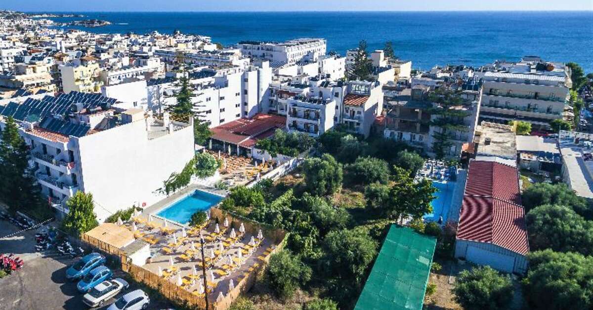 Een foto van het zwembad bij Sergios Hotel