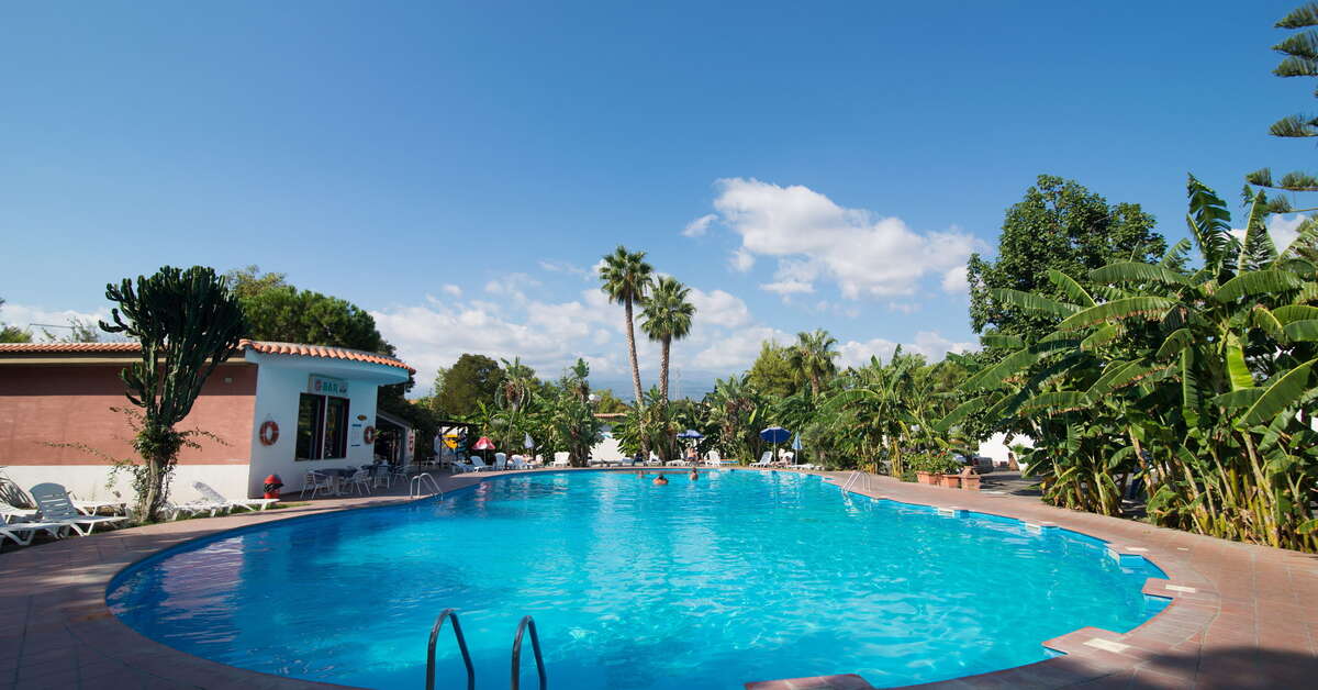 Ein Foto vom Pool im Villaggio Alkantara