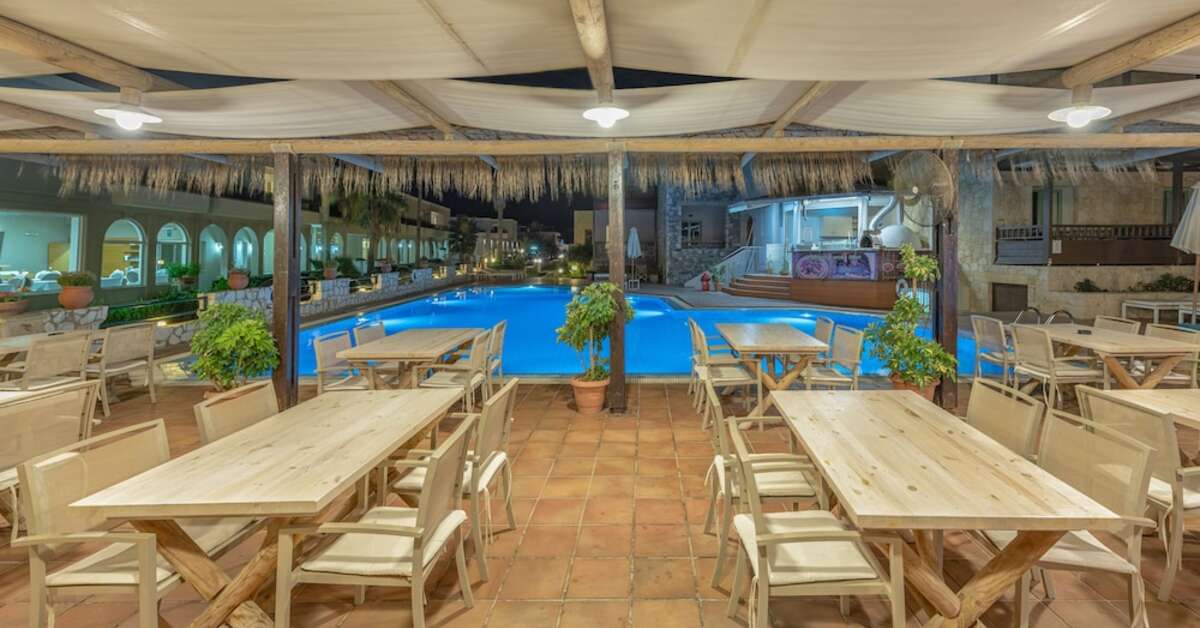 Een foto van het terras bij Erato Beach Hotel