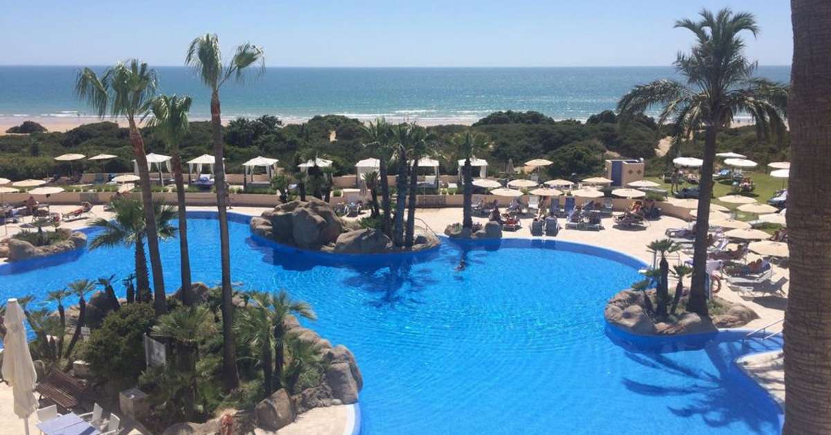 Een foto van het zwembad bij TUI Blue Playa la Barrosa