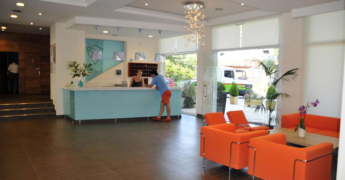 Een foto van het interieur van Dassia Beach Hotel