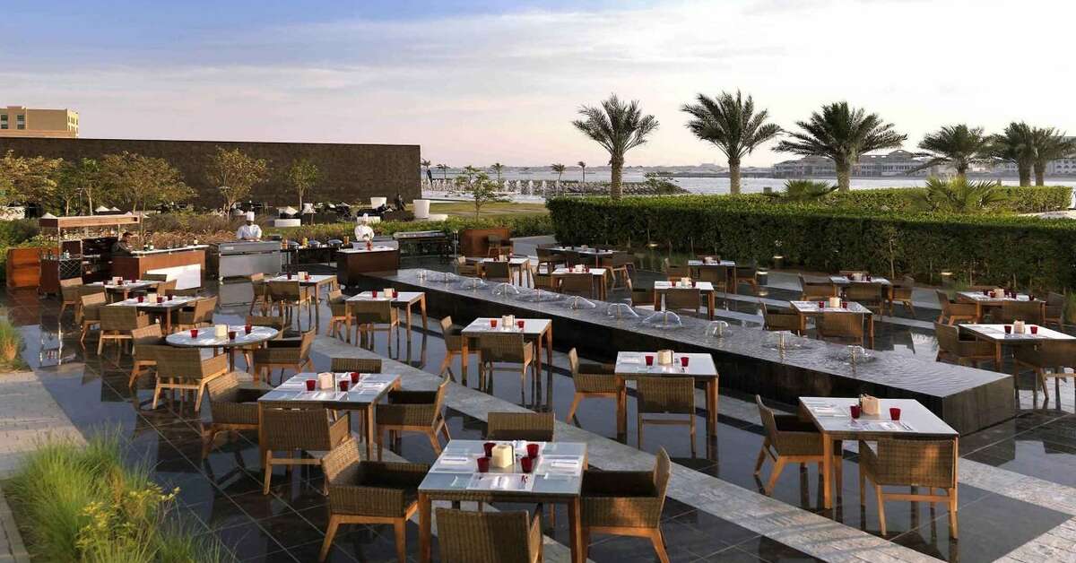 Ein Foto von der Terrasse im Fairmont Bab Al Bahr