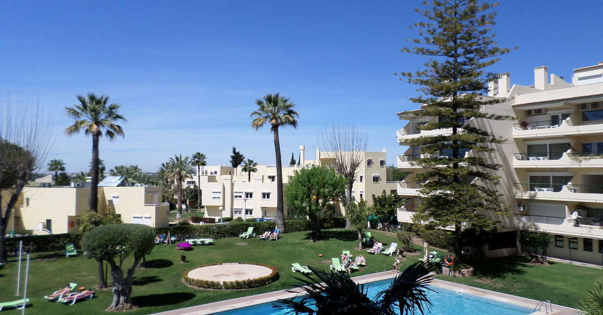 Een foto van het zwembad bij Parque Mourabel Oasis Village & Pe do Lago