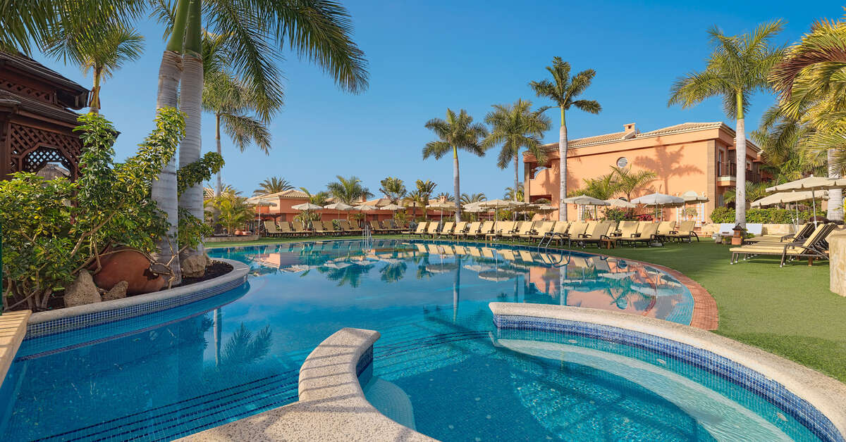 Een foto van het zwembad bij Green Garden Resort