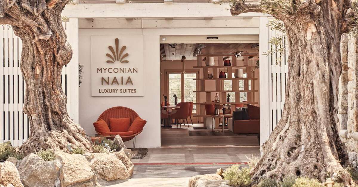 Ein Foto von der Außenansicht des Myconian Naia Luxury Suites