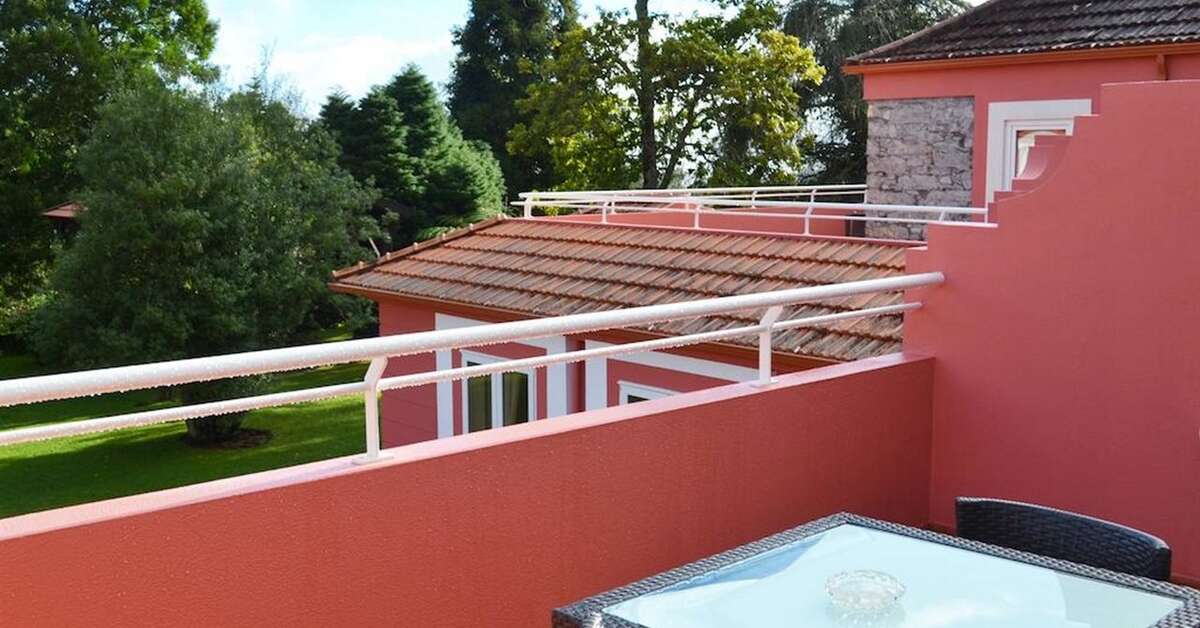 Een foto van het terras bij Enotel Golf - Santo da Serra