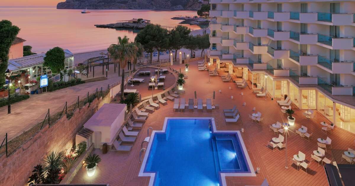 Een foto van het zwembad bij H10 Blue Mar