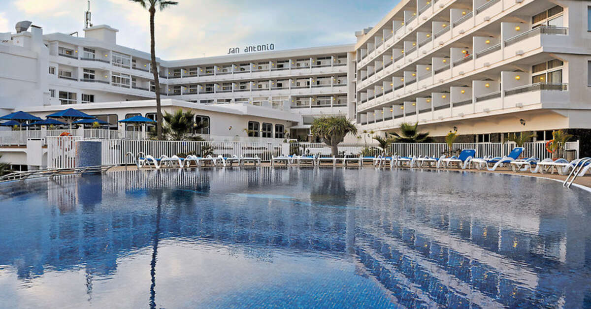 Een foto van het zwembad bij VIK Hotel San Antonio