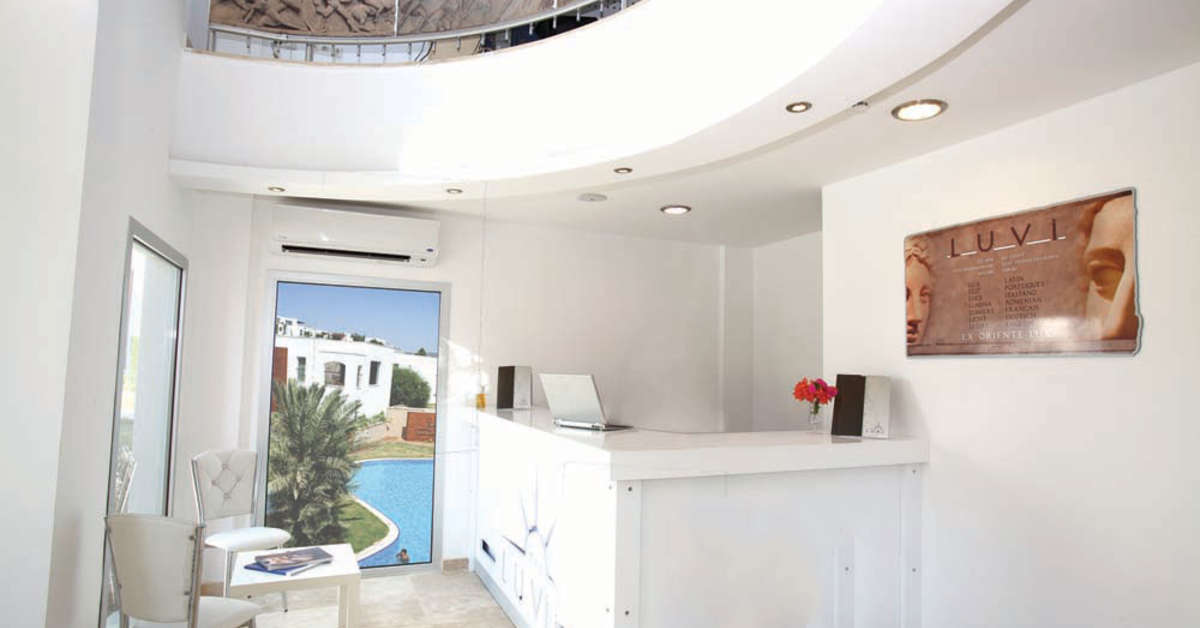 Een foto van het interieur van Costa Luvi Hotel