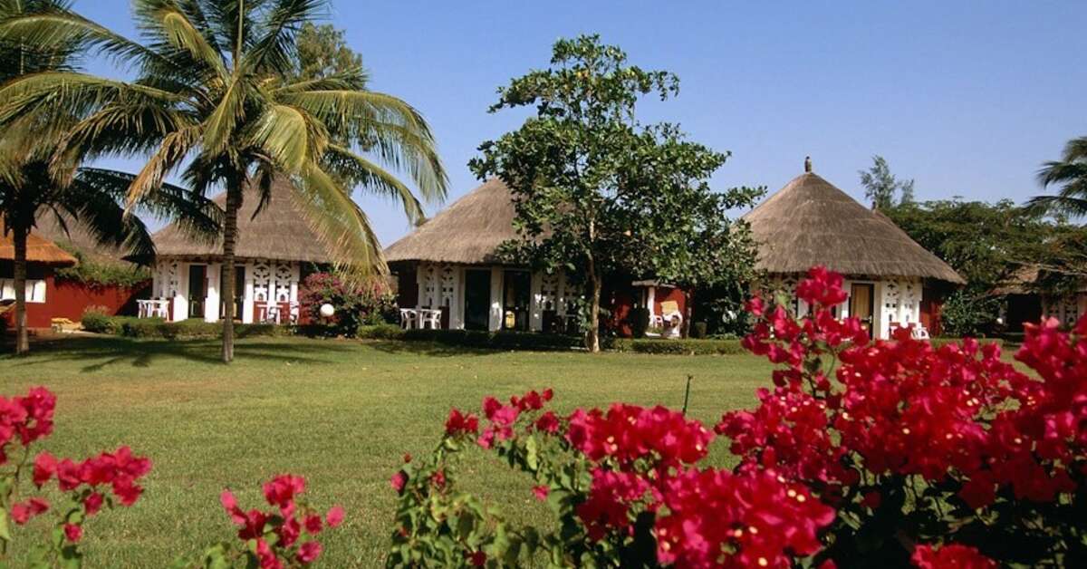 Een foto van de buitenkant van Royam Hotel