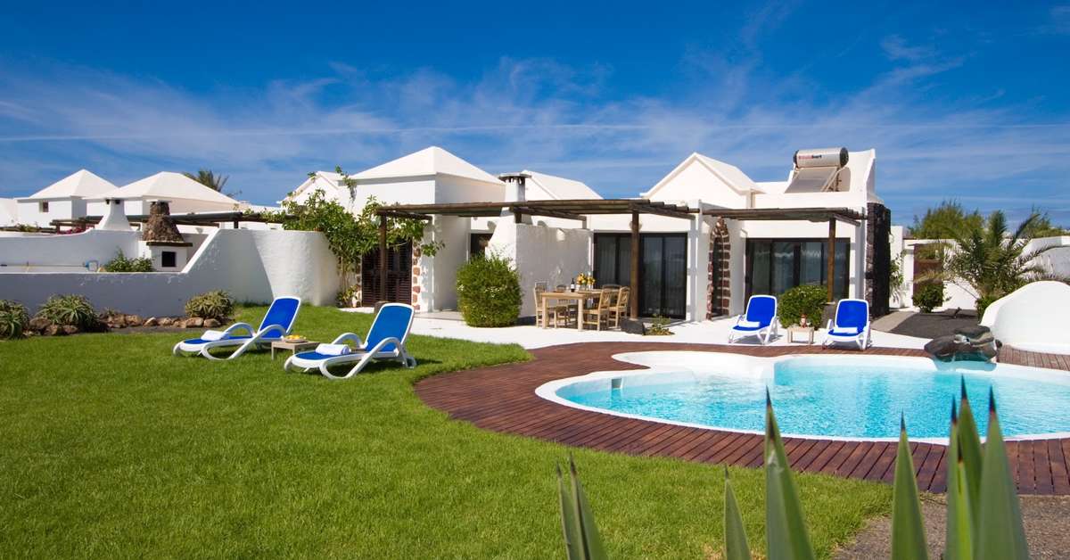 Een foto van het zwembad bij Kamezi Boutique Villas