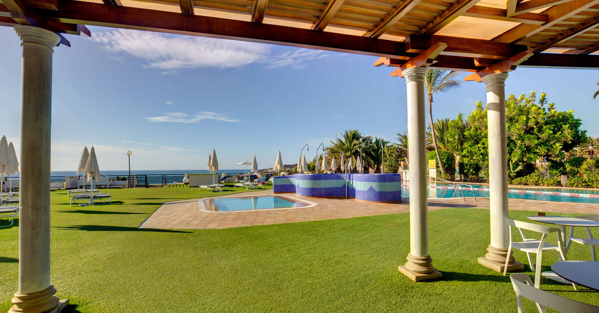 Een foto van het terras bij SBH Crystal Beach Hotel & Suites