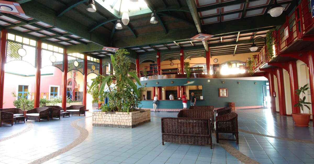 Een foto van het interieur van VOI Vila Do Farol Resort