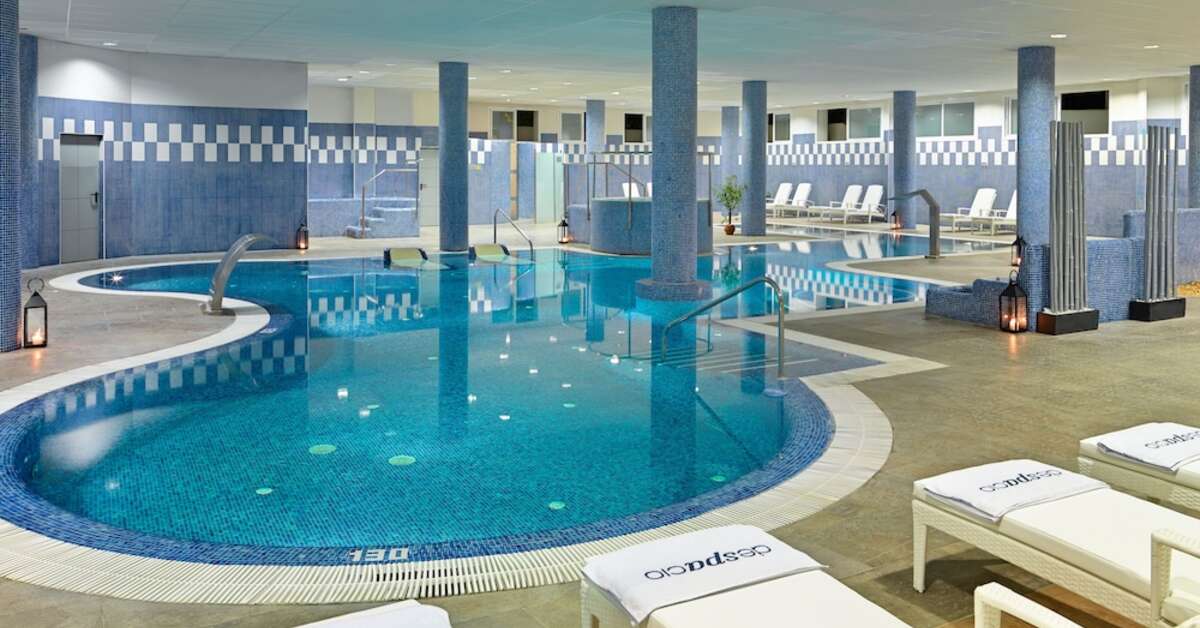 Een foto van het zwembad bij H10 Estepona Palace