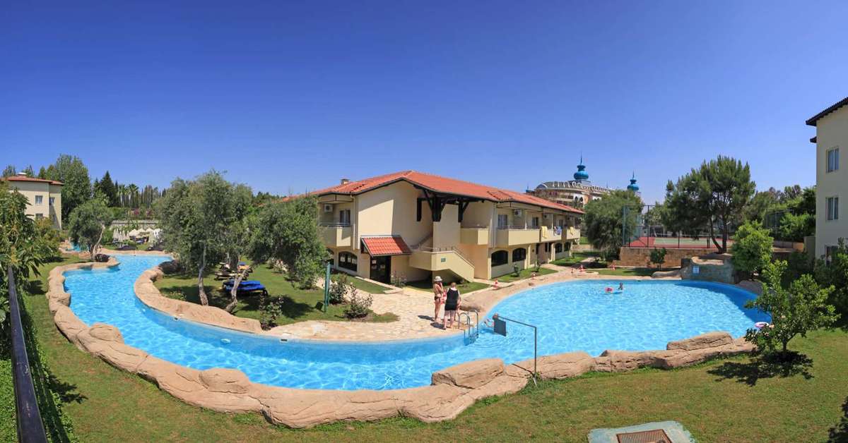 Een foto van het zwembad bij Melas Holiday Village
