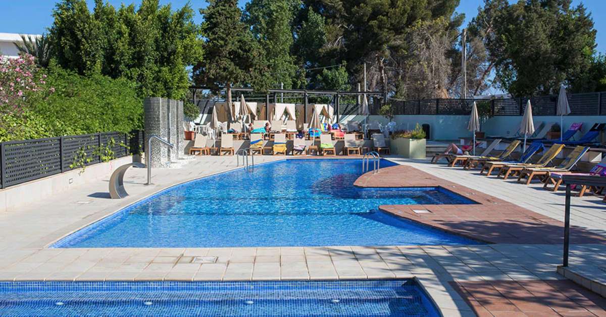 Een foto van het zwembad bij azuLine Hotel Bergantin