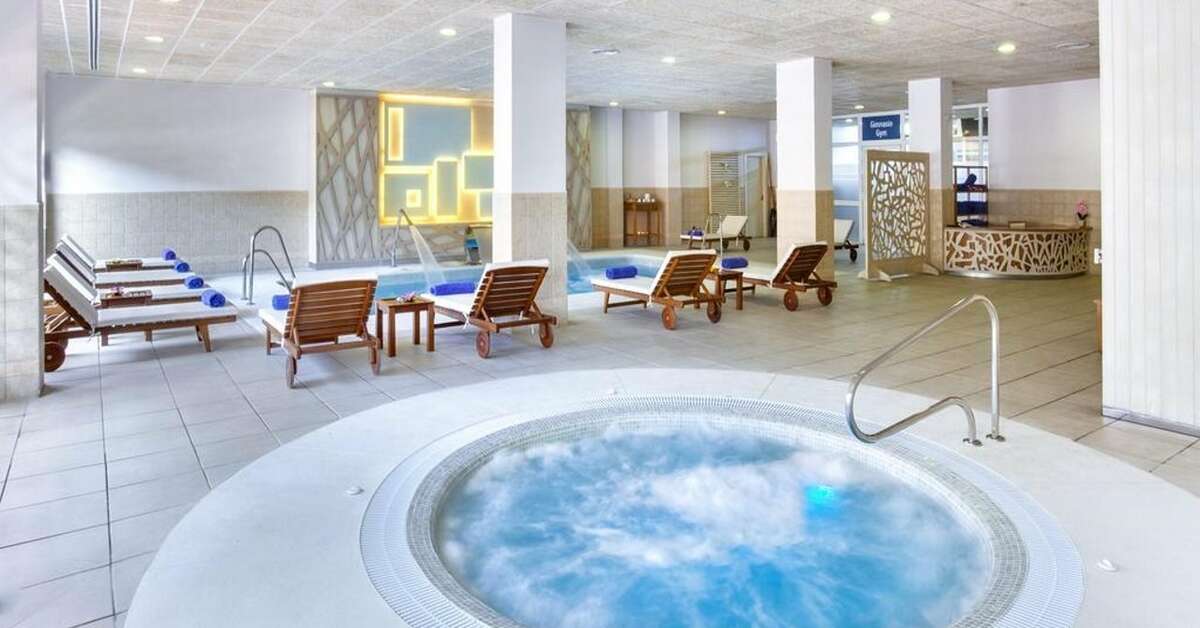 Een foto van het zwembad bij Barcelo Punta Umbria Mar