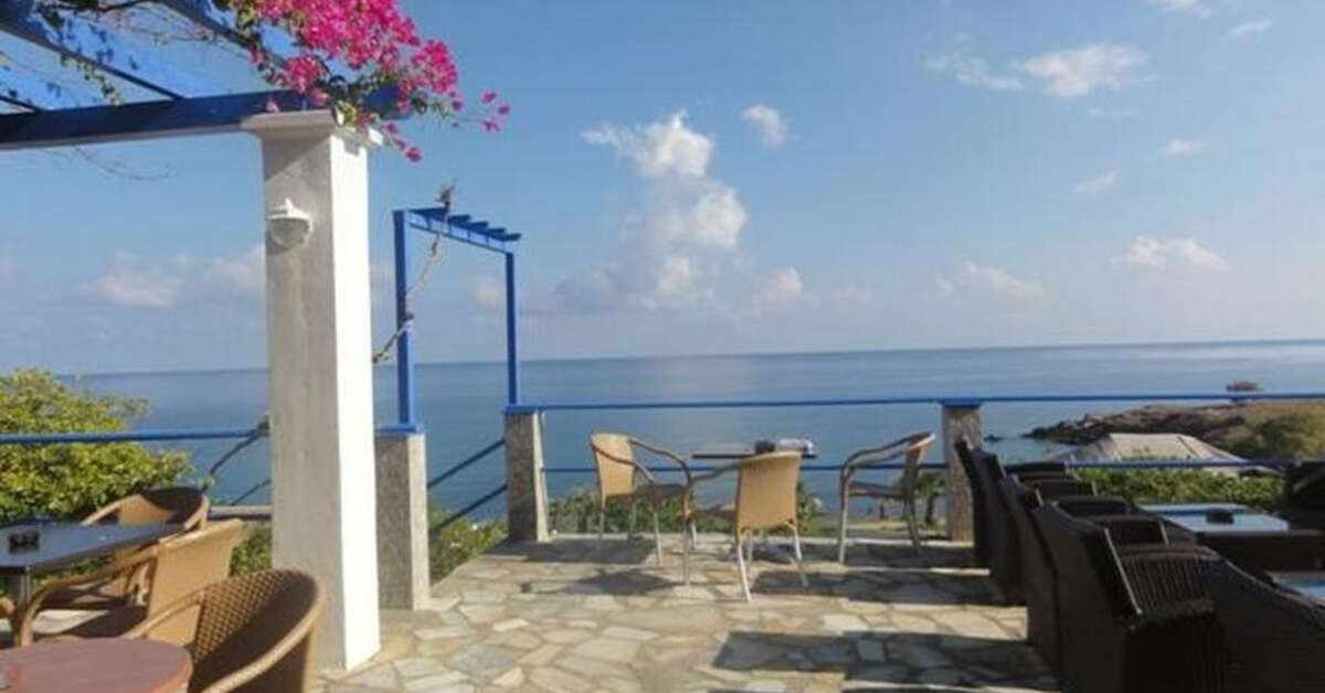 Ein Foto von der Terrasse im Stella Beach Panormo