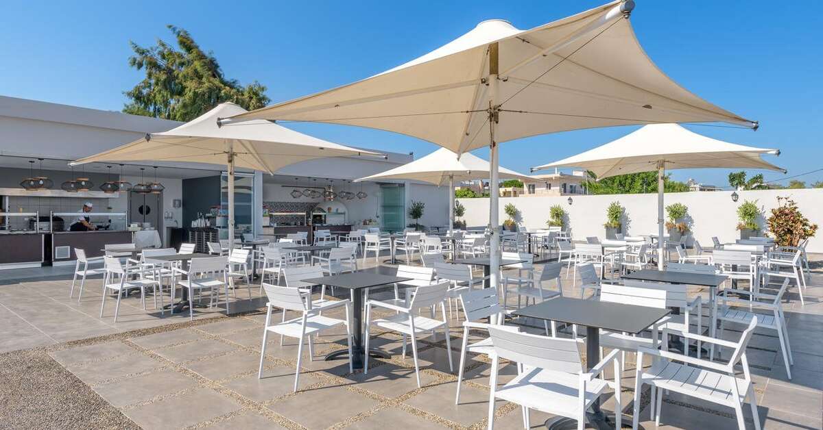 Een foto van het terras bij Avra Beach Resort Hotel & Bungalows