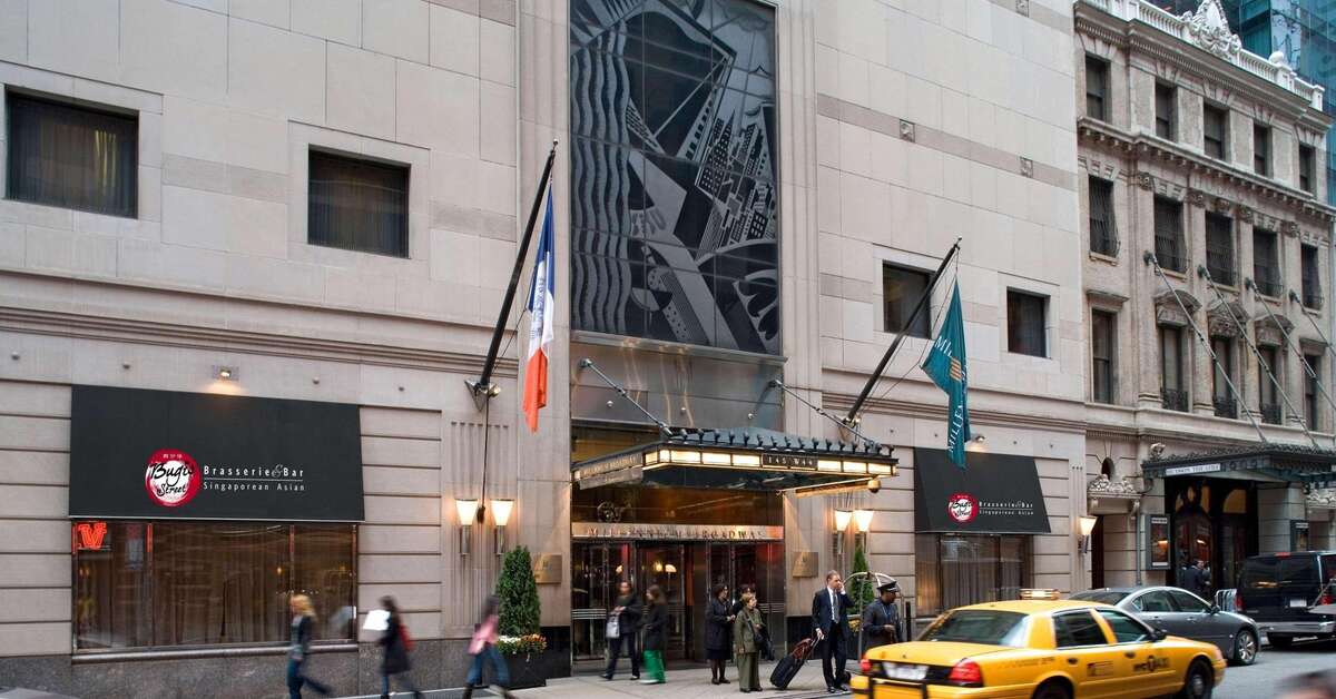 Een foto van de buitenkant van Millennium Broadway Hotel