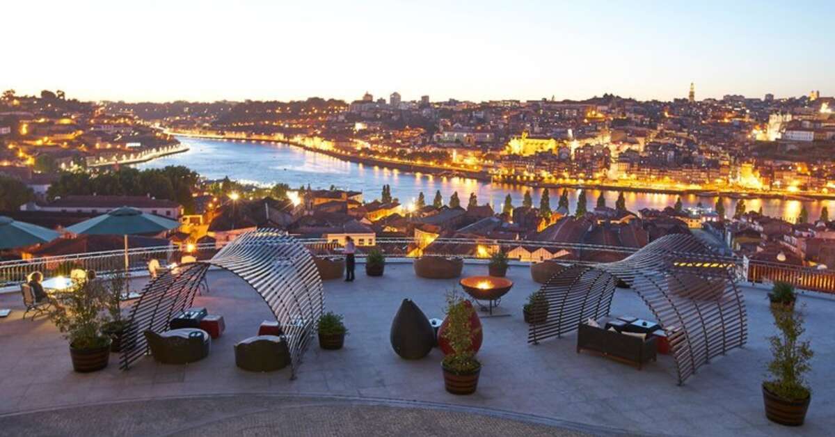 Een foto van het terras bij The Yeatman Hotel
