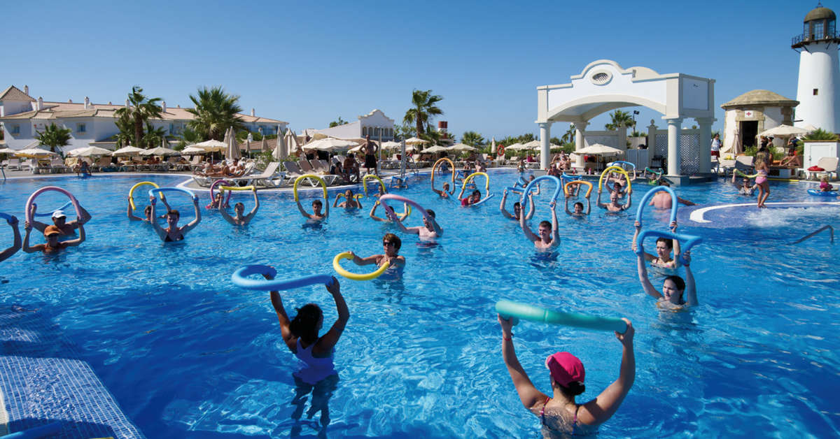Een foto van het zwembad bij Riu Chiclana