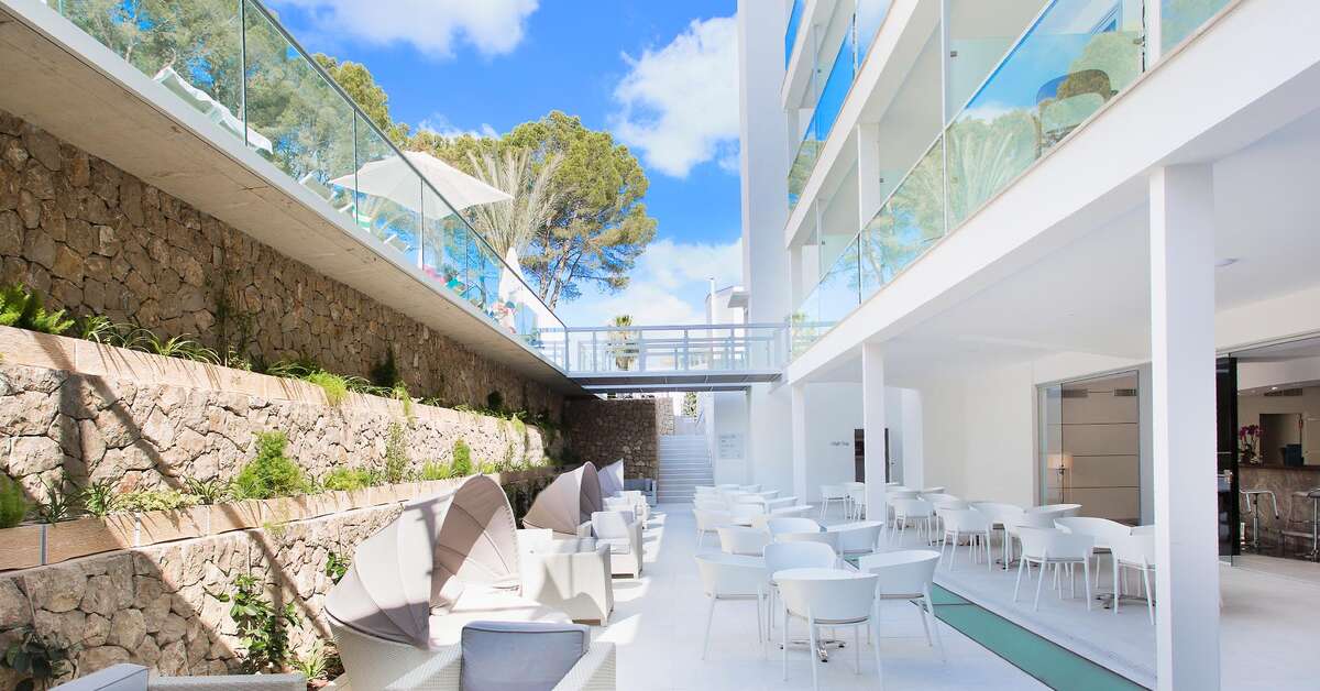 Een foto van het terras bij Reverence Life Hotel