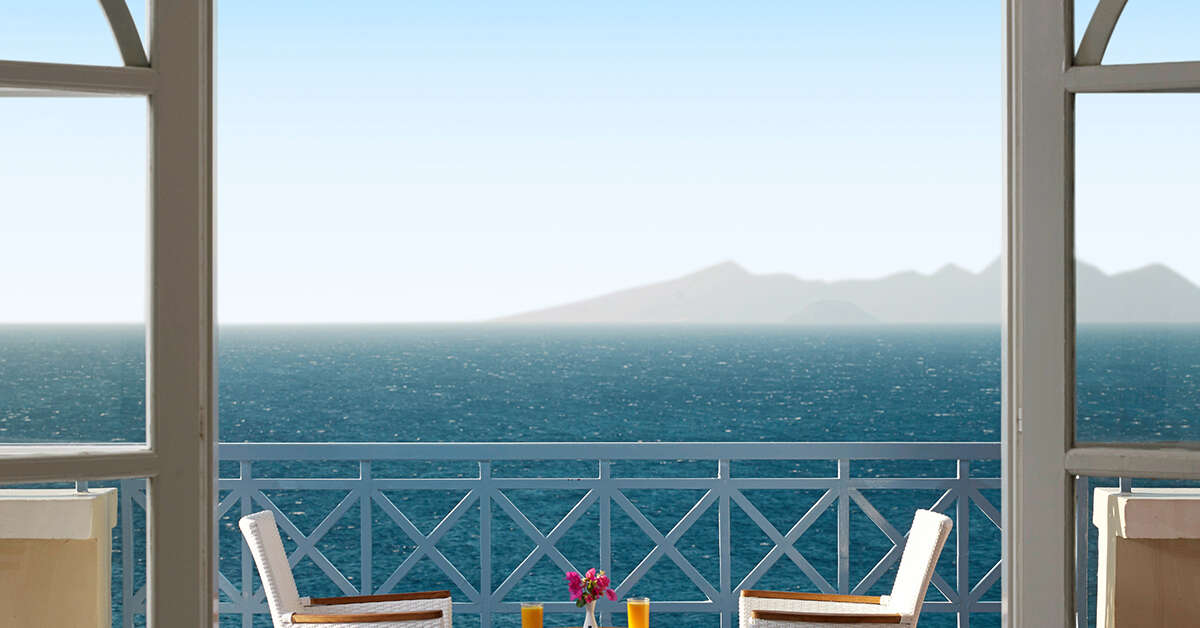 Een foto van het terras bij Mitsis Summer Palace Beach Hotel