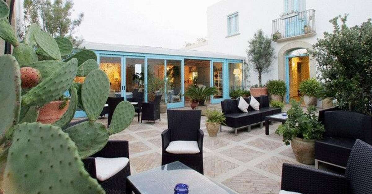 Een foto van het terras bij Relais Antiche Saline