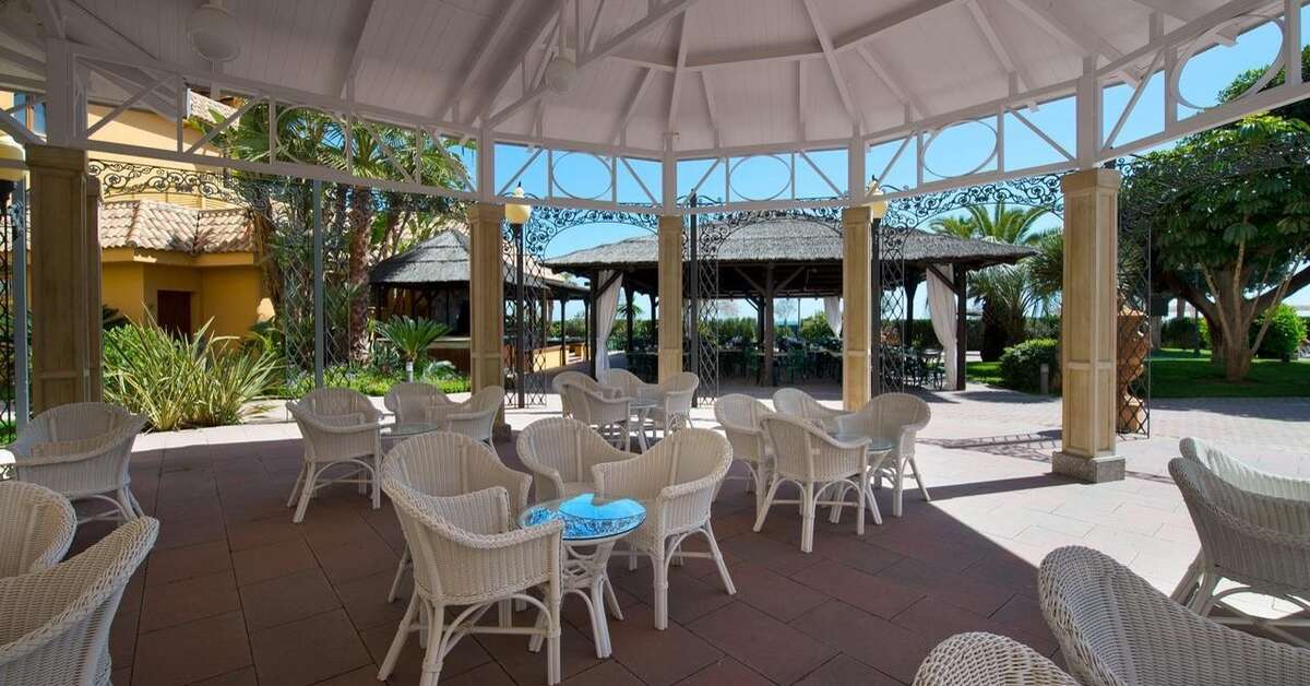 Een foto van het terras bij Hotel IPV Palace & Spa