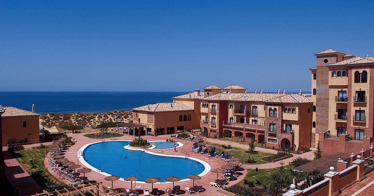 Een foto van het zwembad bij Barcelo Punta Umbria Mar