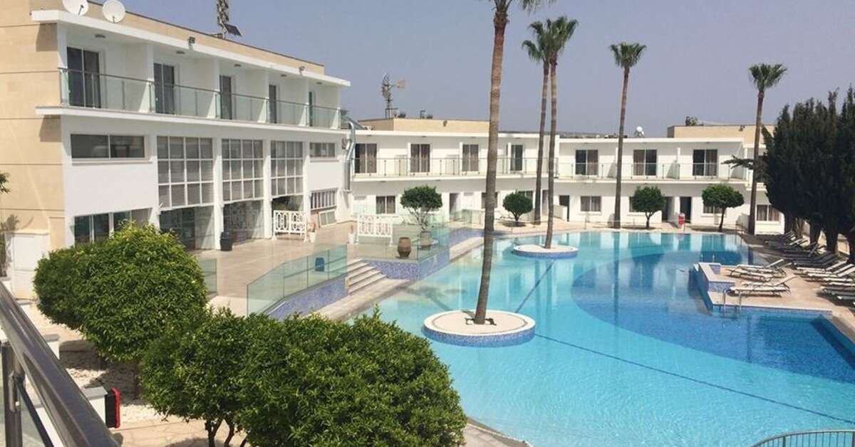 Een foto van het zwembad bij Fedrania Gardens Hotel