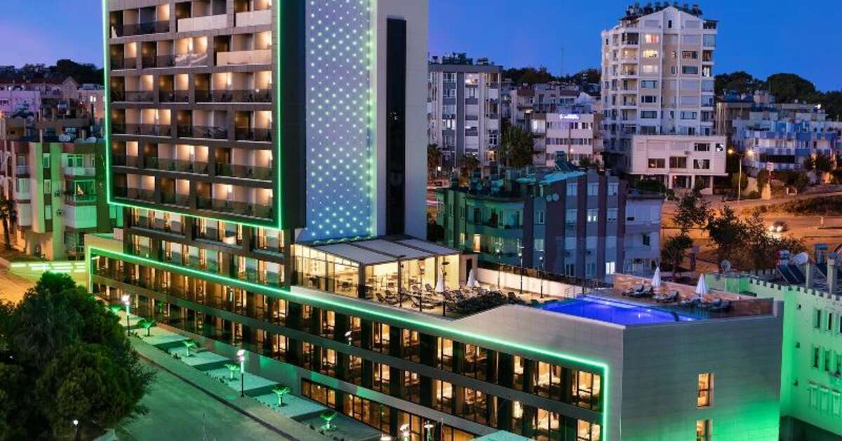 Een foto van de buitenkant van Holiday Inn Antalya