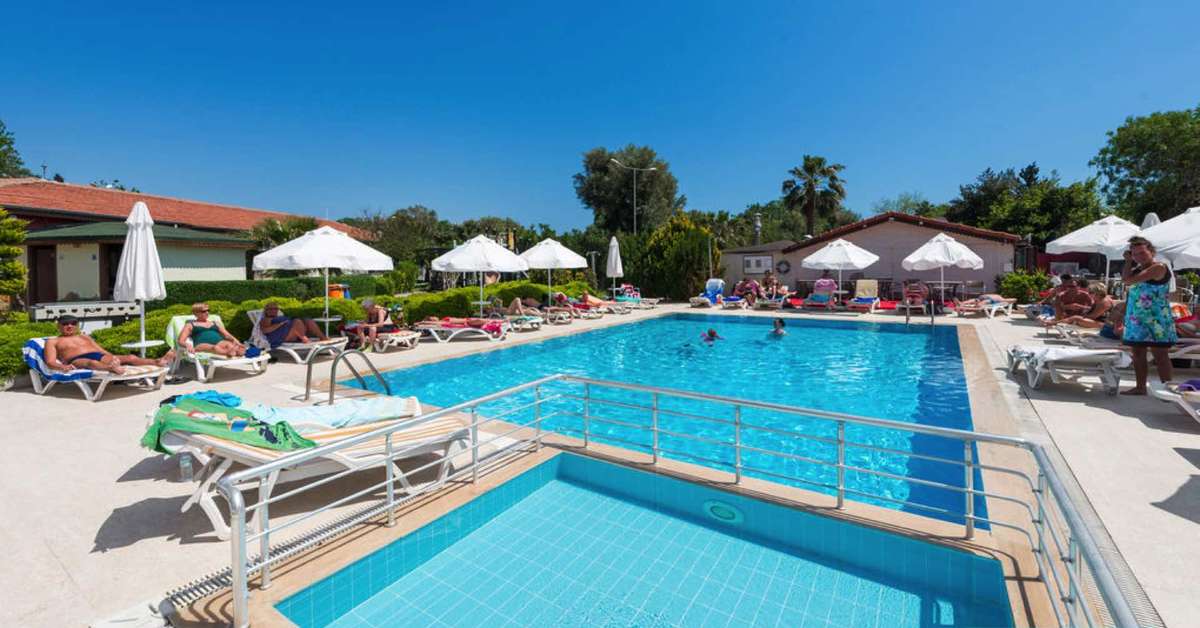 Een foto van het zwembad bij Altinkum Bungalows