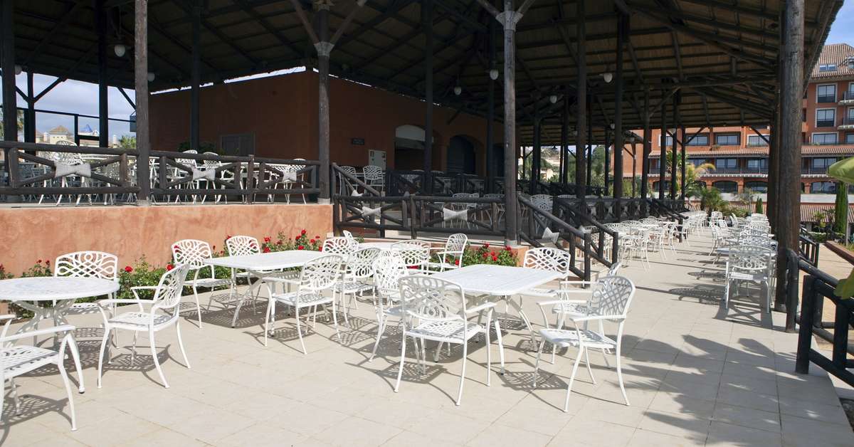 Een foto van het terras bij Puerto Antilla Grand Hotel