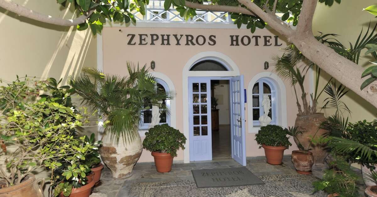 Een foto van de buitenkant van Hotel Zephyros