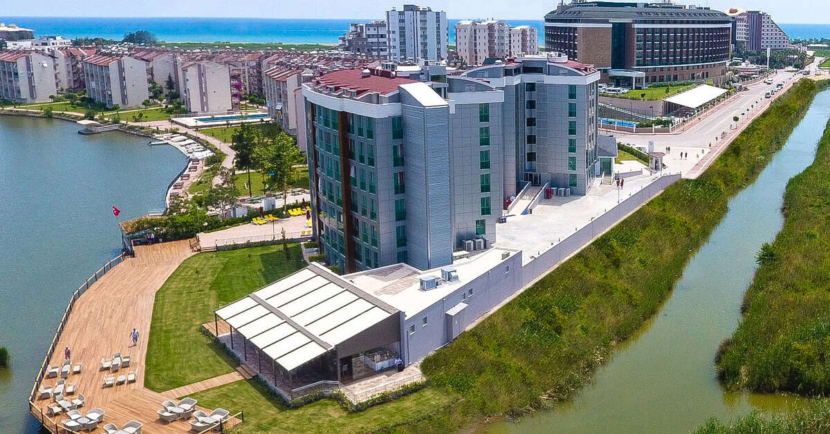 Een foto van de buitenkant van Aska Lara River Suites